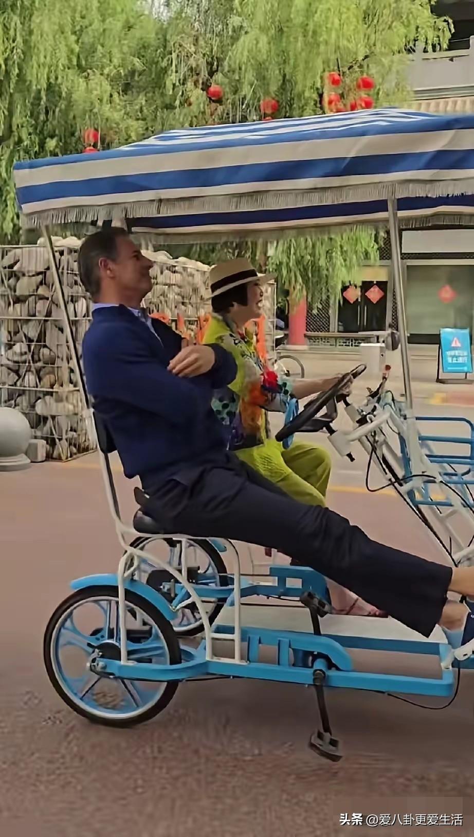 靳羽西现在在国内观光旅游，顺便拍摄短视频。
以她过去做纪录片和访谈节目的优势，想