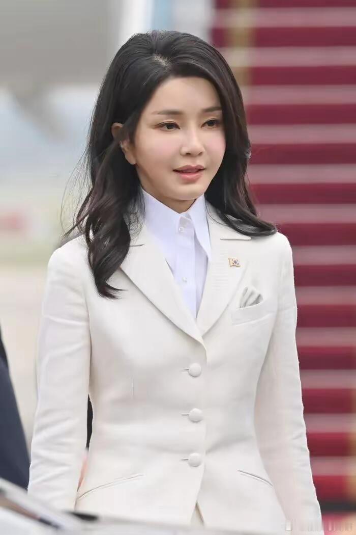 韩国第一夫人暴瘦白发 韩国第一夫人金建希icon真是个谜，真是越来越让人看不懂了