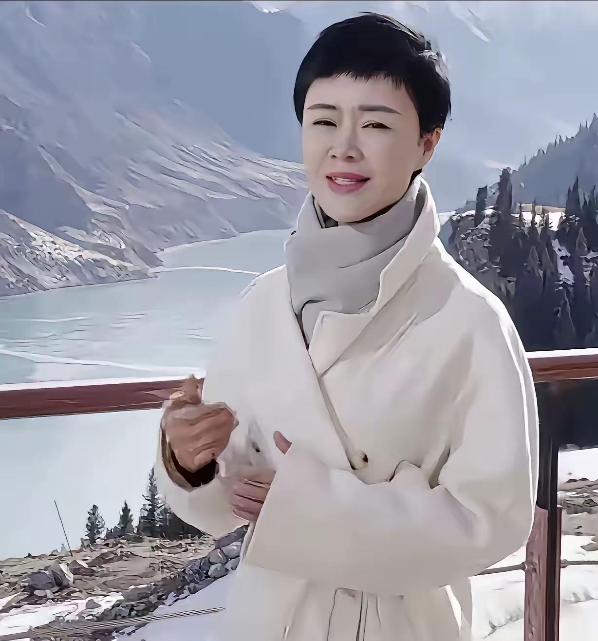 我不算一个合格的女儿，
也不是一个合格的妻子。
这是贺娇龙生前说过的话。当时听来