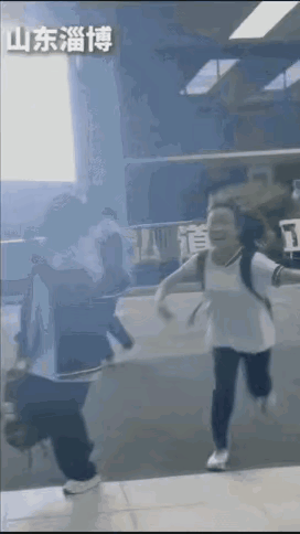 校门口那一幕真的看哭我了
女生刚放学就撒腿狂奔
原以为是

爸妈来接，没想到扑进