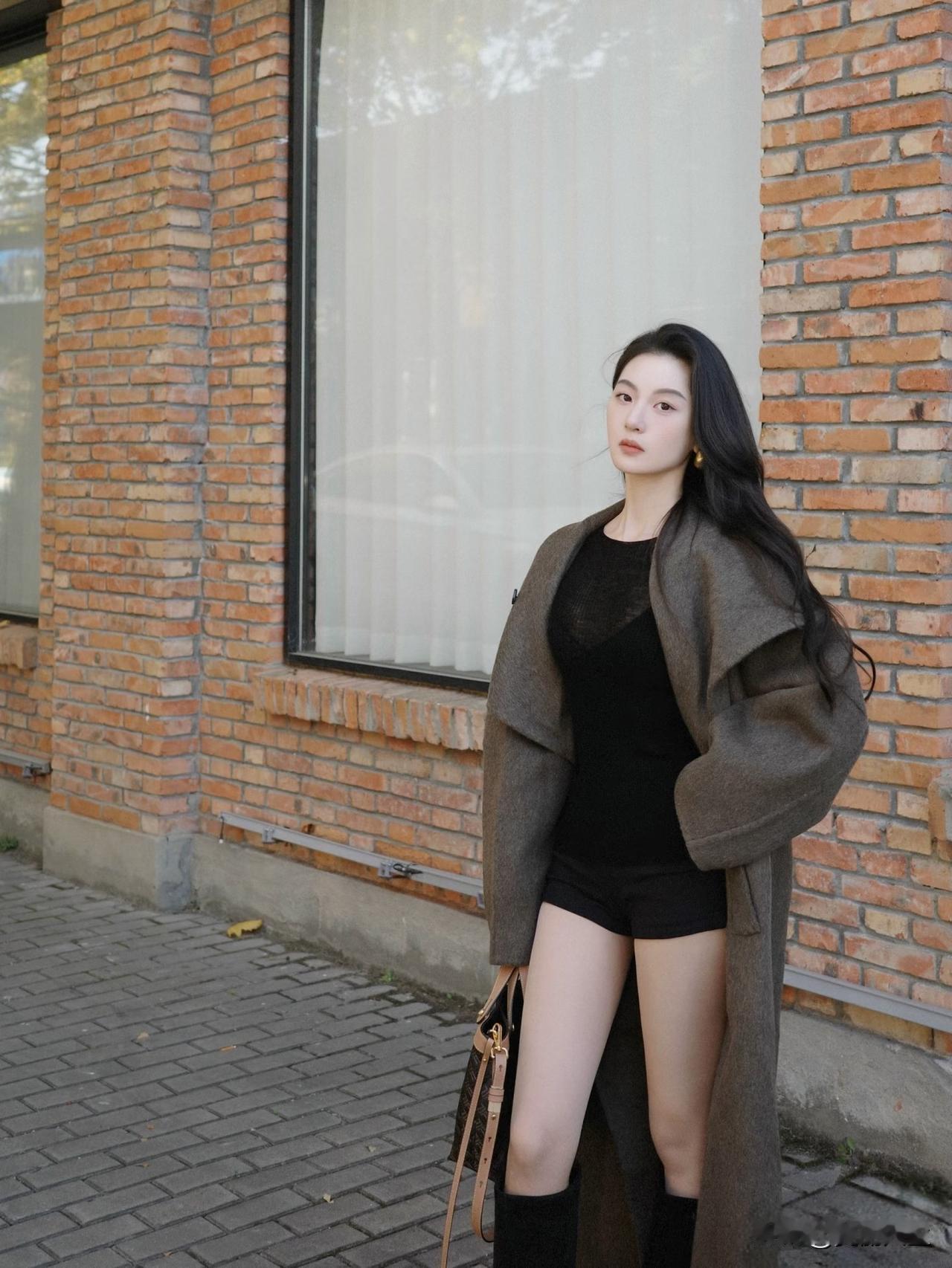 陈家铺村，平均海拔750余米，房屋呈崖居式分布，镶嵌在古树与梯田之间，至今已有6