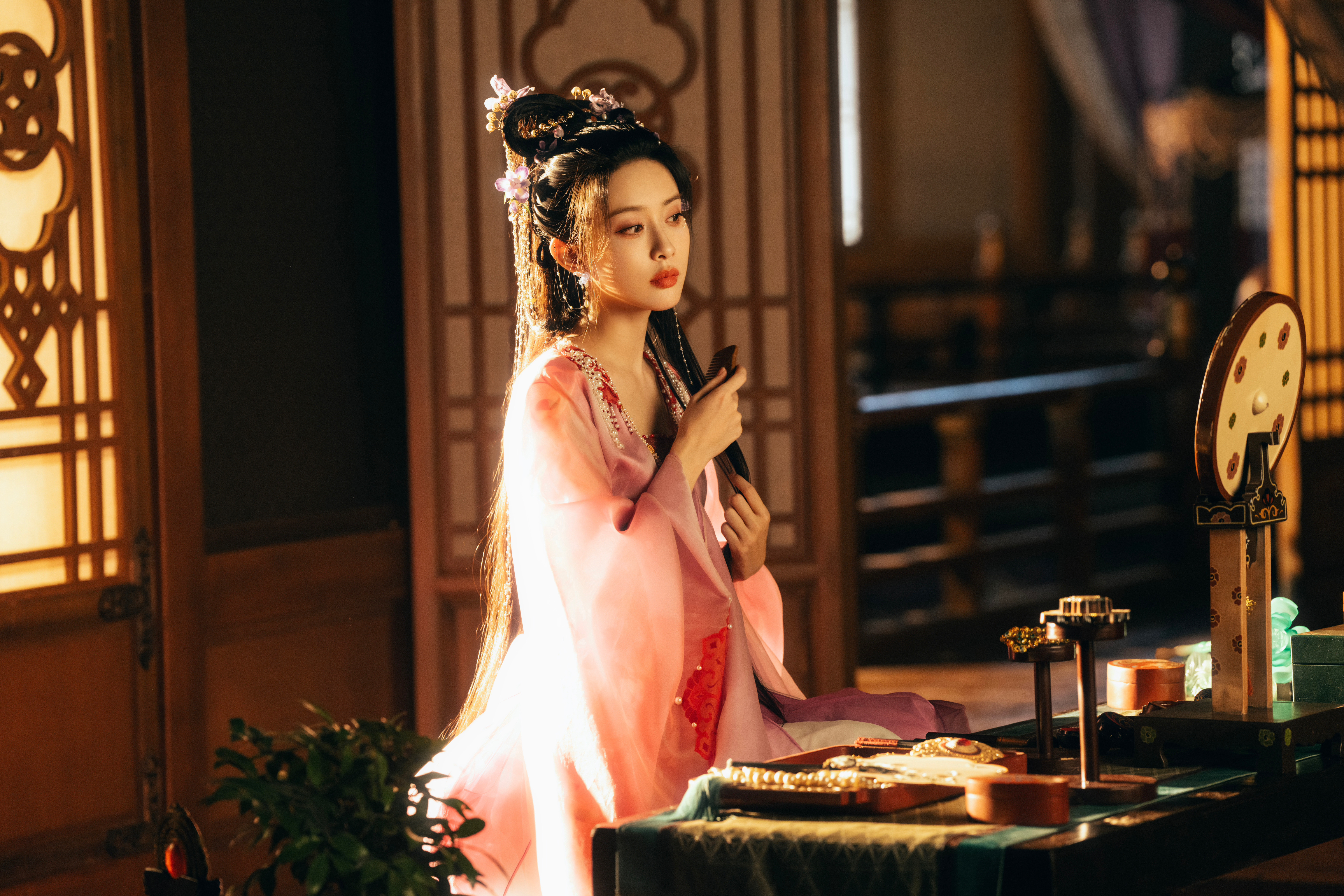 粉衣+碎钻眼妆 新剧照存存～～～孟子义 《淮水竹亭》青木媛 ​​​