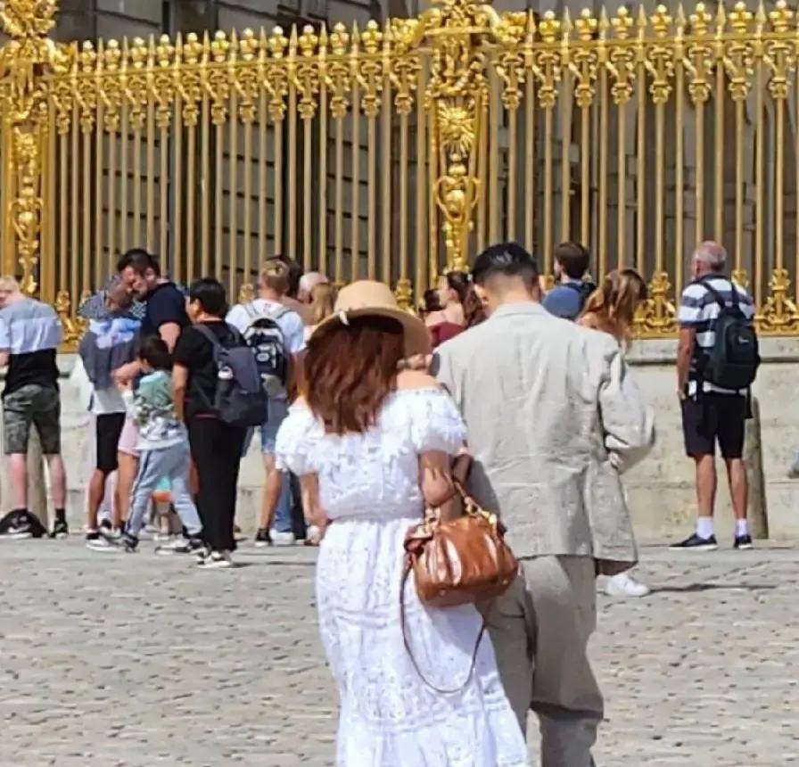 51岁素颜逛巴黎，全网猜她婚变了，可丈夫牵手时的一个细节让所有谣言碎成渣。
镜头