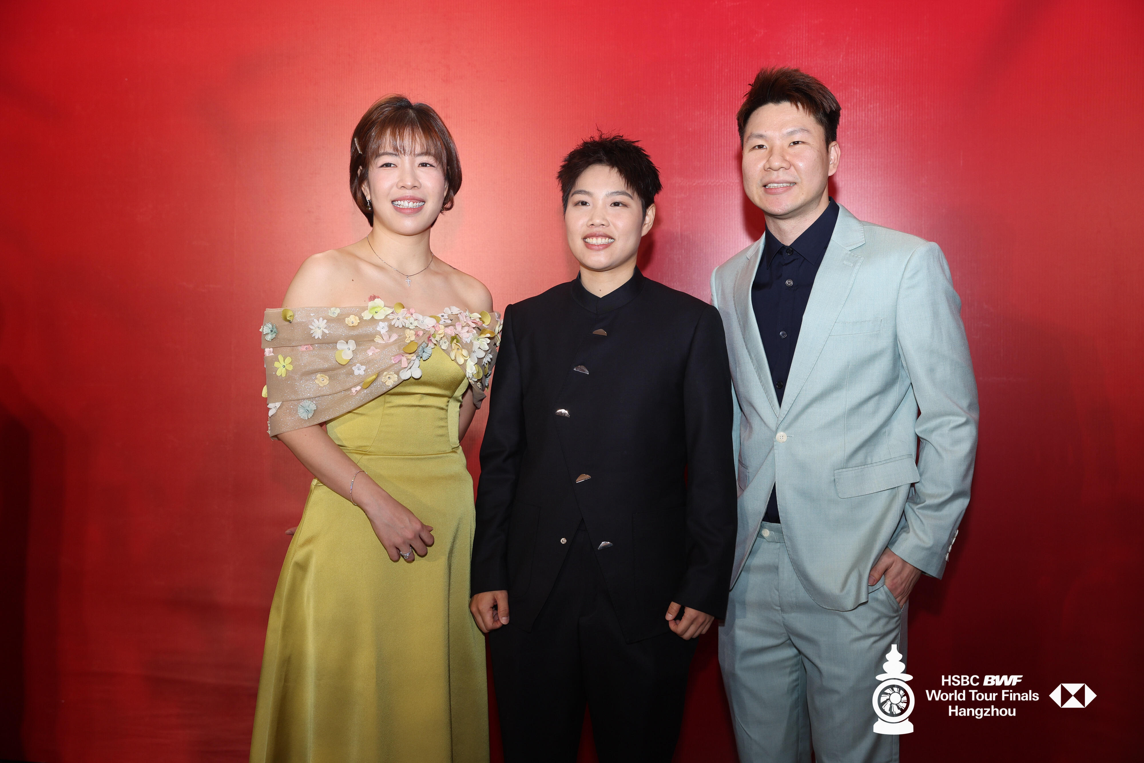 啊啊啊啊哈哈哈很像哥嫂带着小孩儿吃席啊 