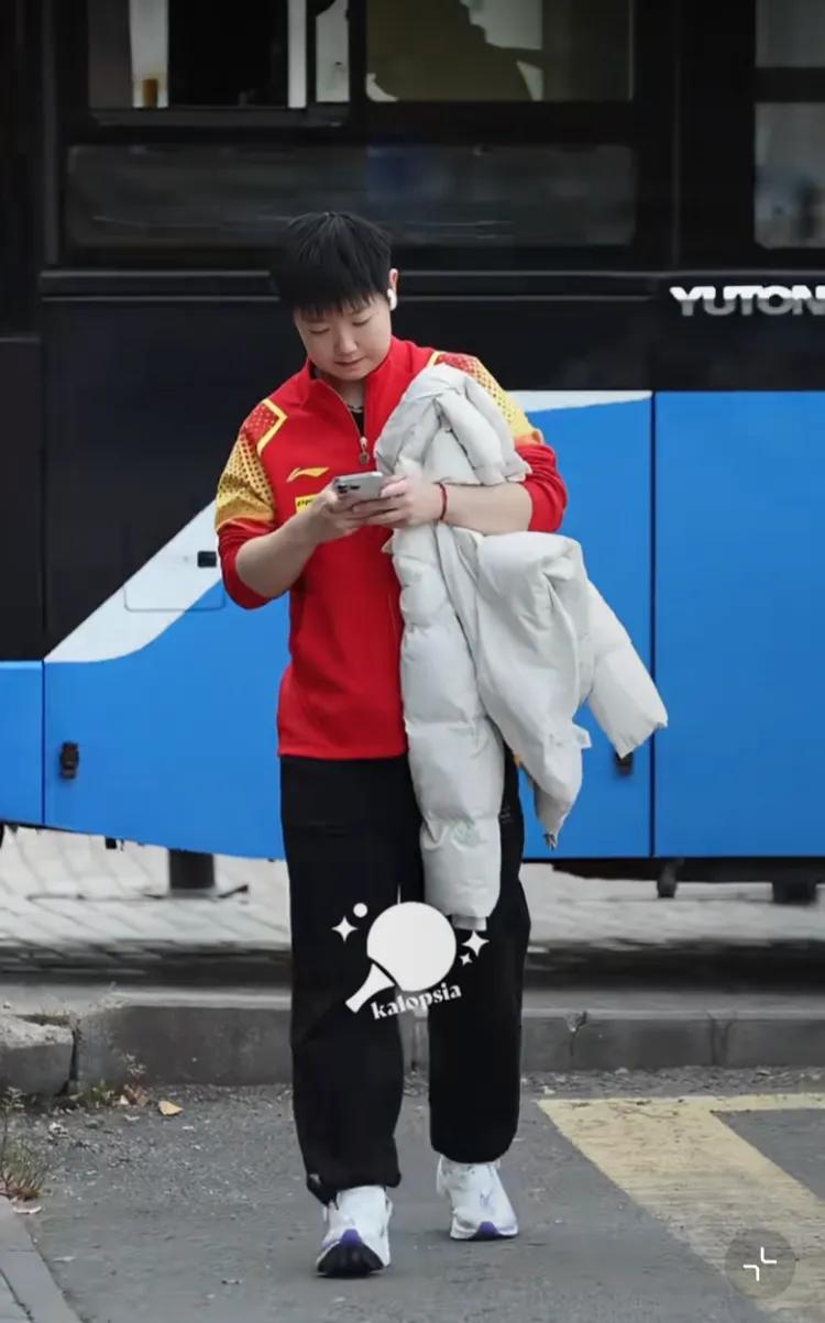 莎宝退出这次比赛后
瞬间就感觉到了阳光灿烂了
整个人神情轻松了起来
大家都希望她