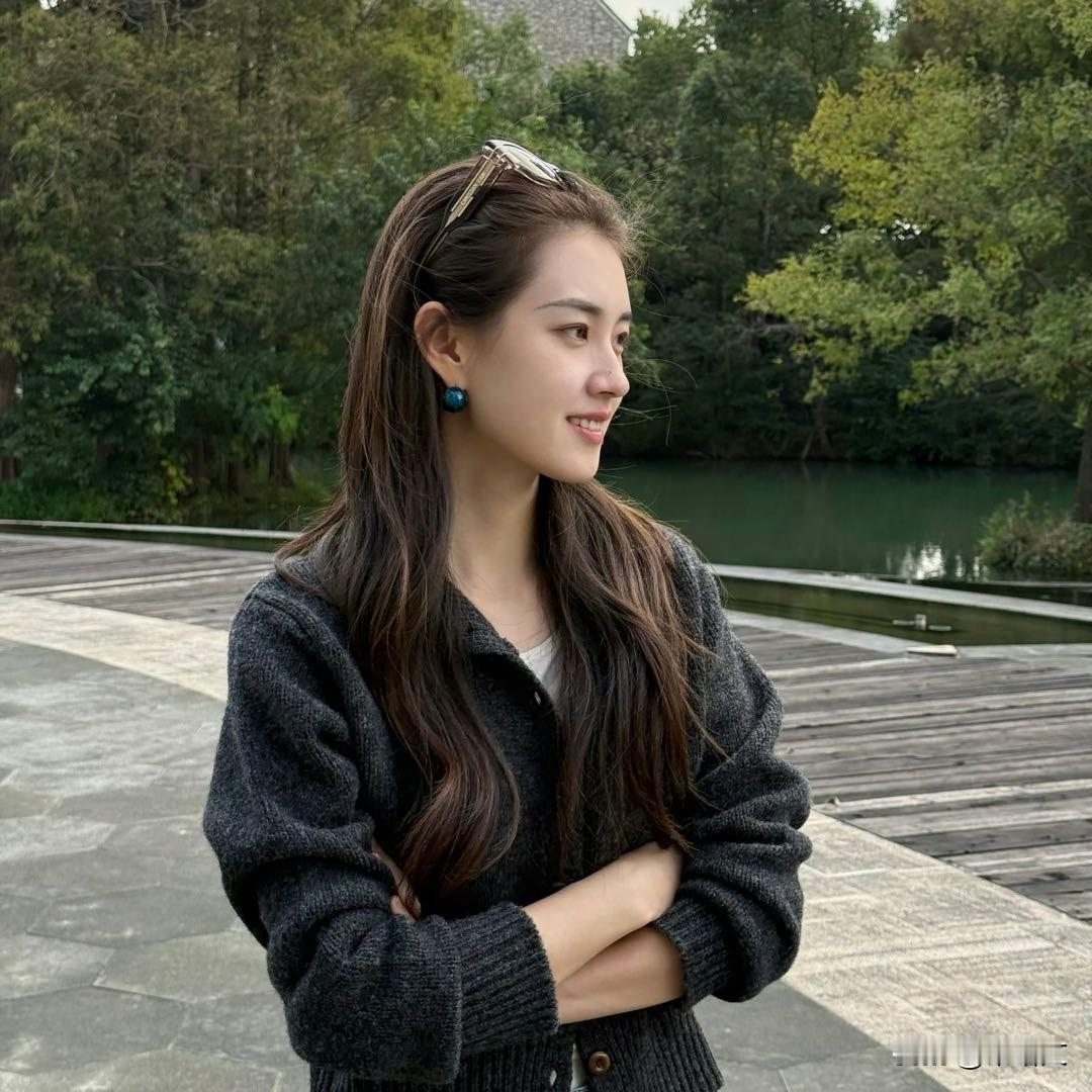 郭宇欣一条裙子穿三次，工作室心大还是她太实在？
 
刚刷着郭宇欣领奖的照片，一眼