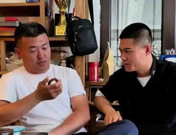 徒弟受伤，师父出战？[吃瓜群众]
10月30日那场世界扇耳光大赛轰动全网，赵鸿刚