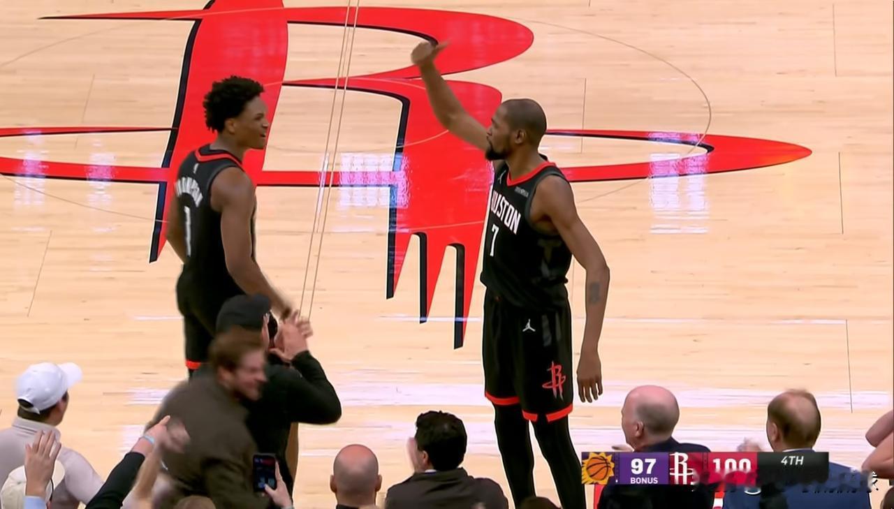 火箭当家球星杜兰特真是太杀人诛心了！在今天火箭主场迎战太阳的比赛中，当时比赛进行