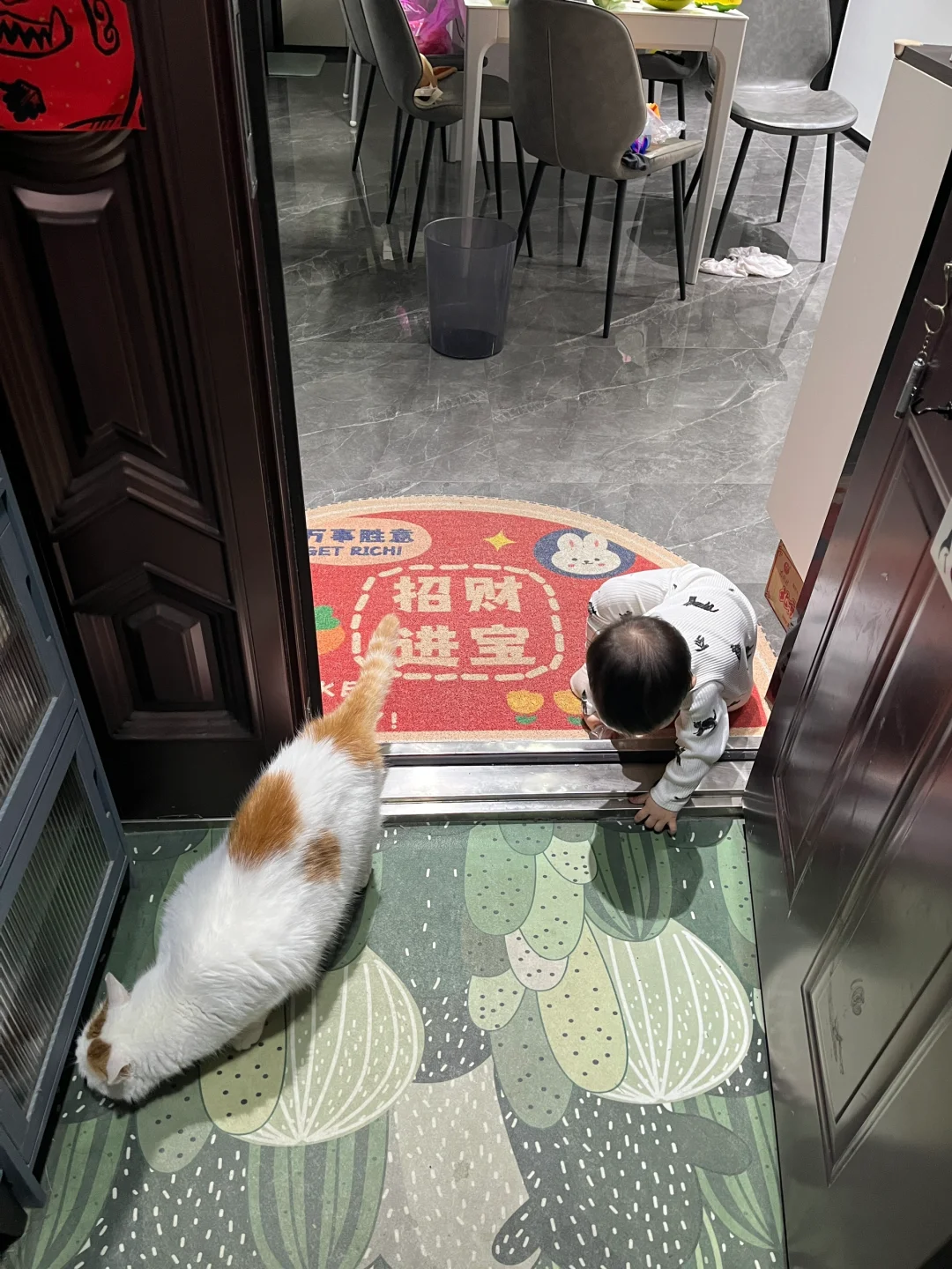 你俩就这么不爱在家待着