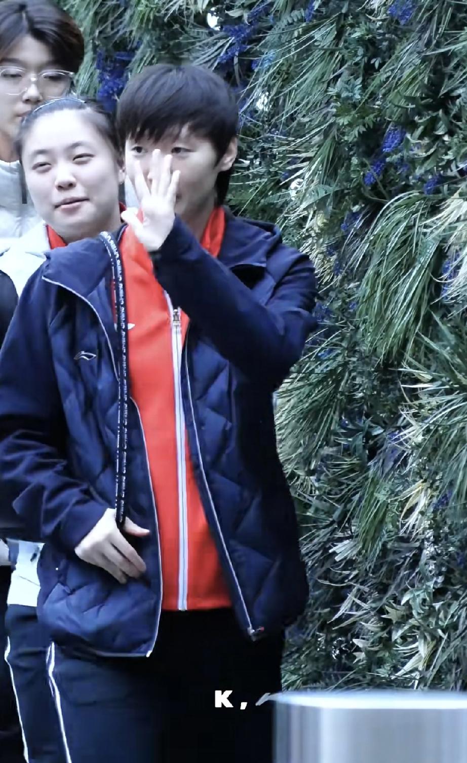伦敦团体世乒赛，场上“夯爆了”的王曼昱，继送给瑞典选手克里斯蒂娜卡尔伯格一个11