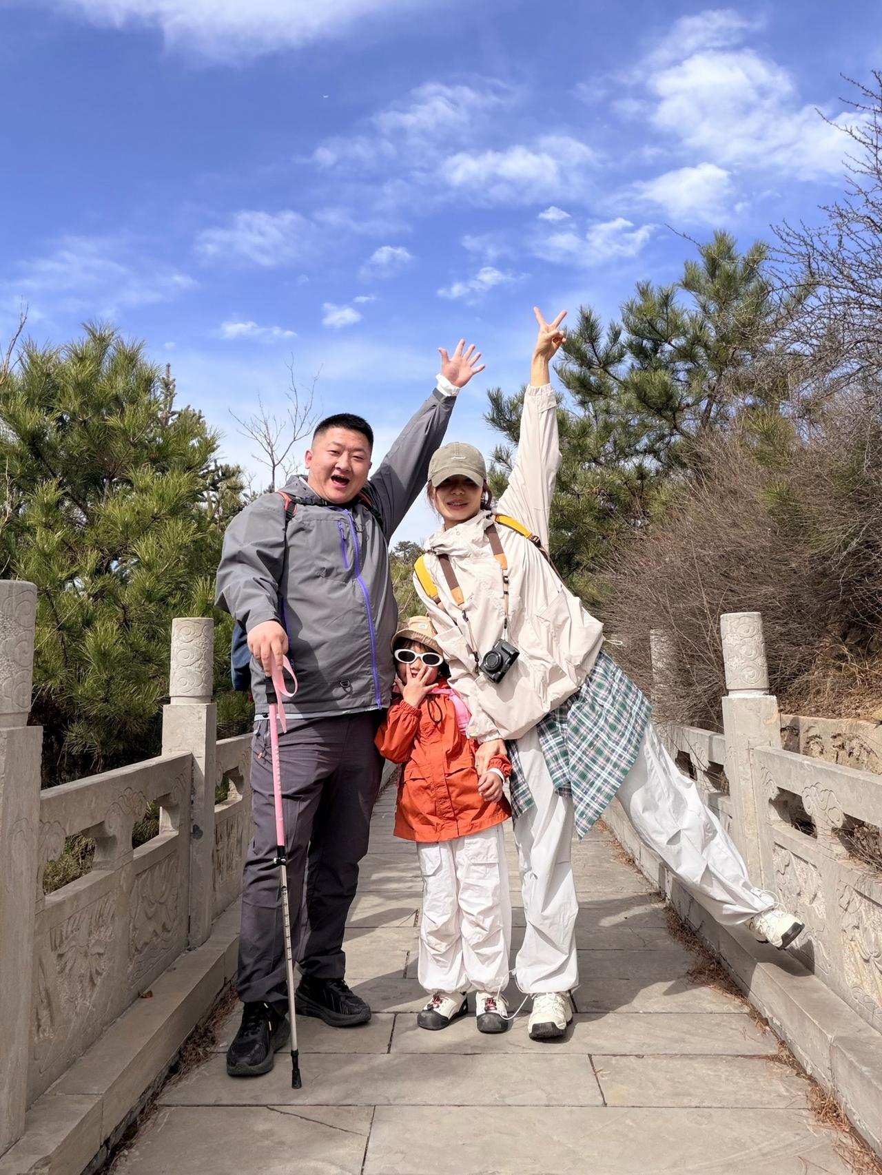 从房子走出去，站在春天中间。
阳光是心的流浪，春天给我照相。
新的光，新的叶。
