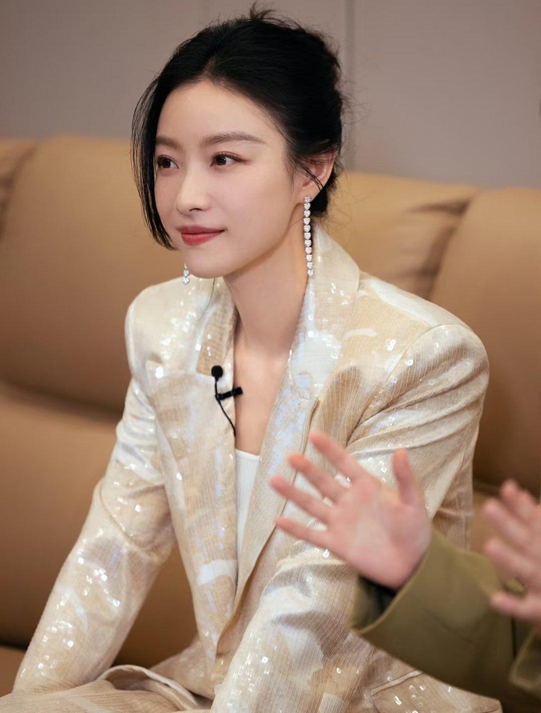 干练率性的倪妮穿搭～ ​​​