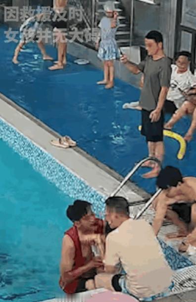 湖北麻城，一名小女孩准备下池游泳，不料下水时姿势不对，脚下侧滑整个人一头栽进水里
