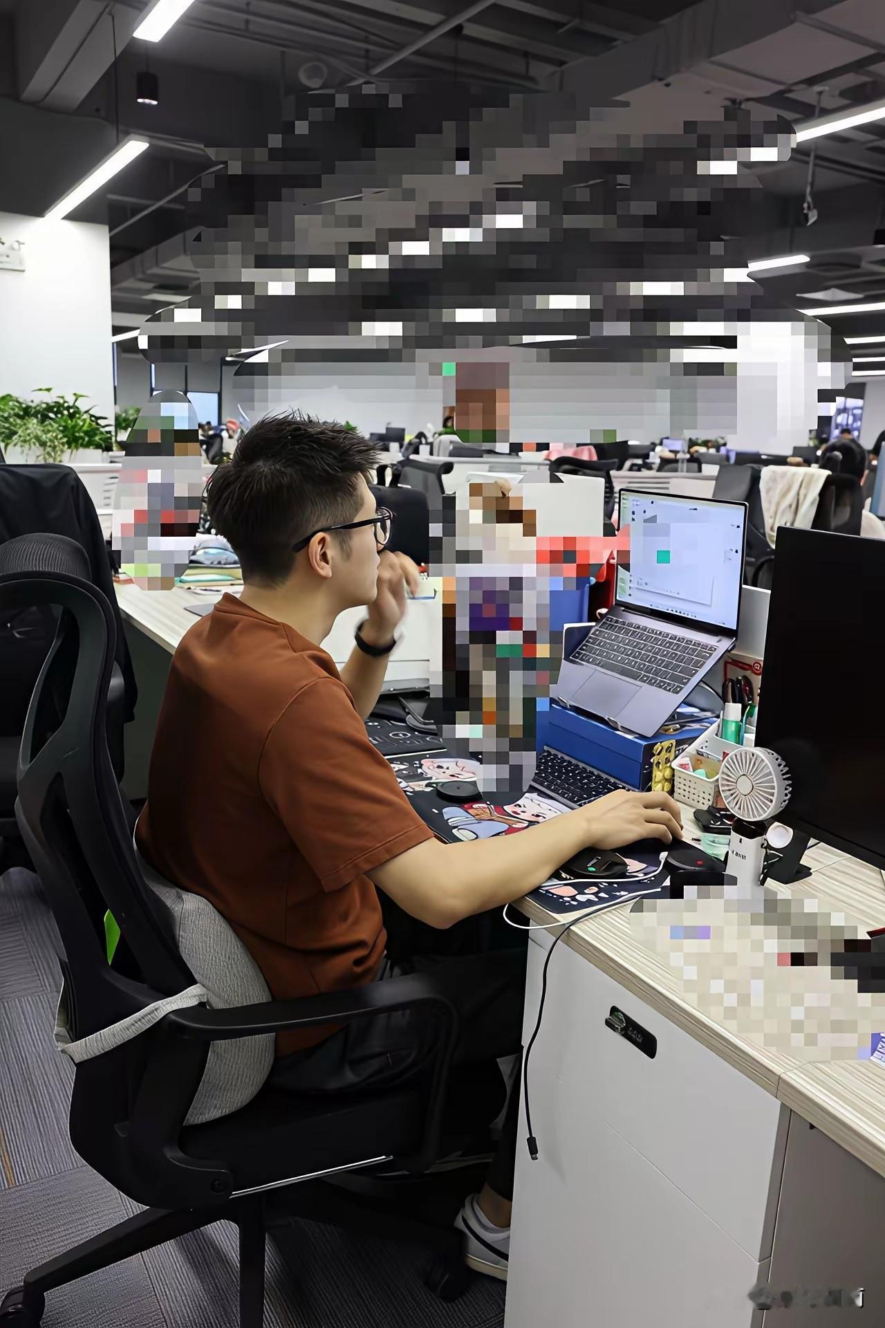 儿子在电力公司上班，如今被边缘化了，每天都没有具体工作安排。儿子还算听话，即便单