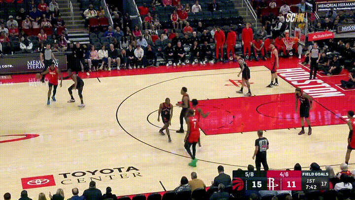 火箭大将伊森真是太霸气侧漏了！在今天火箭主场迎战猛龙的比赛中，当时比赛进行到了第