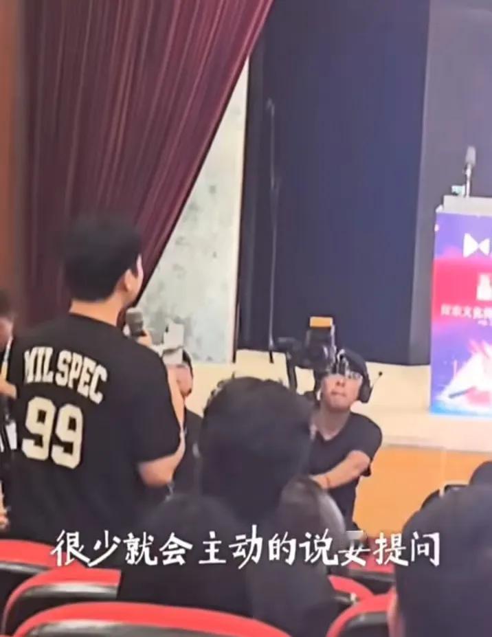 宇辉澳门行回答学生提问令人印象深刻
宇辉在澳门行演讲过程中和学生们互动
其中和一