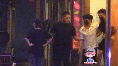 杨洋聚餐喝醉了看这身形不像啊，很路人