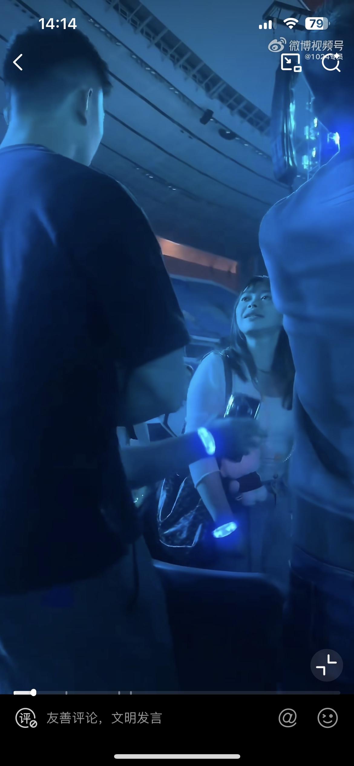 小仙女演唱会站椅子上，遮挡后排视线，后排男子提醒，她执意要站，男子呼叫保安维持秩