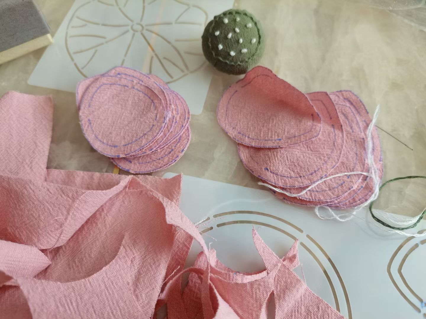 虽说做工有些粗糙但一针一线都透着用心作为车饰应该还不错吧 