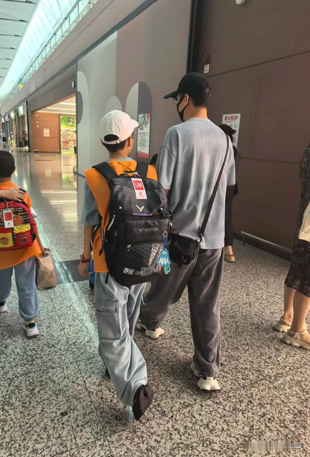 网友偶遇演员王迅送儿子参加夏令营，他儿子这么大了！
暑假到了，很多家长送孩子参加