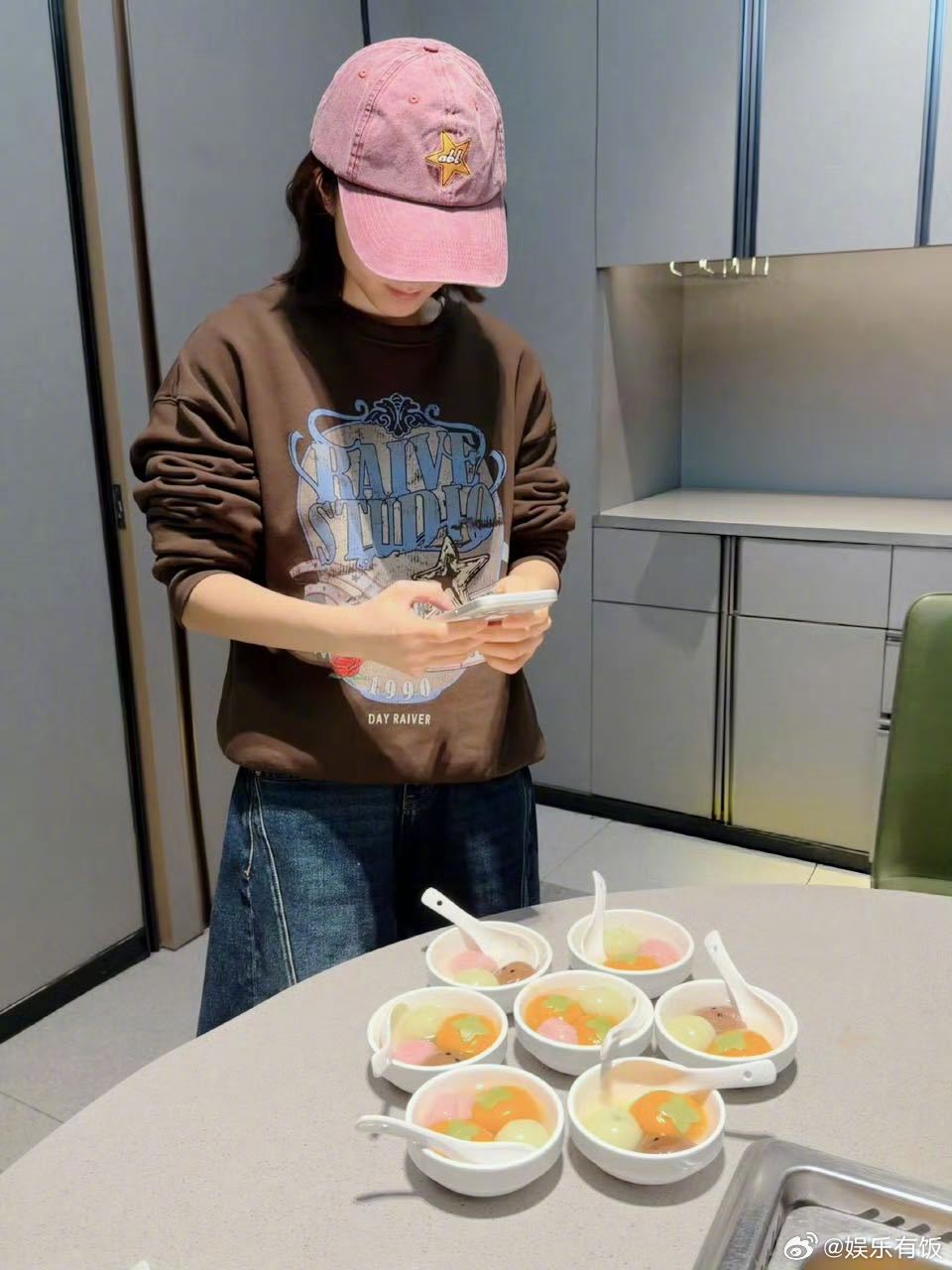 赵今麦吃了好多汤圆 赵今麦元宵节日常这不就来啦！吃汤圆、抓娃娃！今日小小过个节～