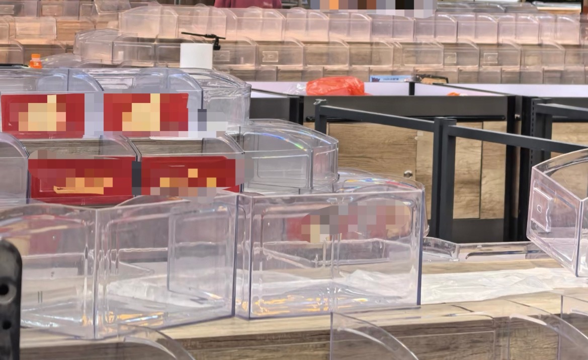 【玉林某大型商场超市重装升级】近日，多名网友爆料称：玉林市某大型商场贴出来一个通