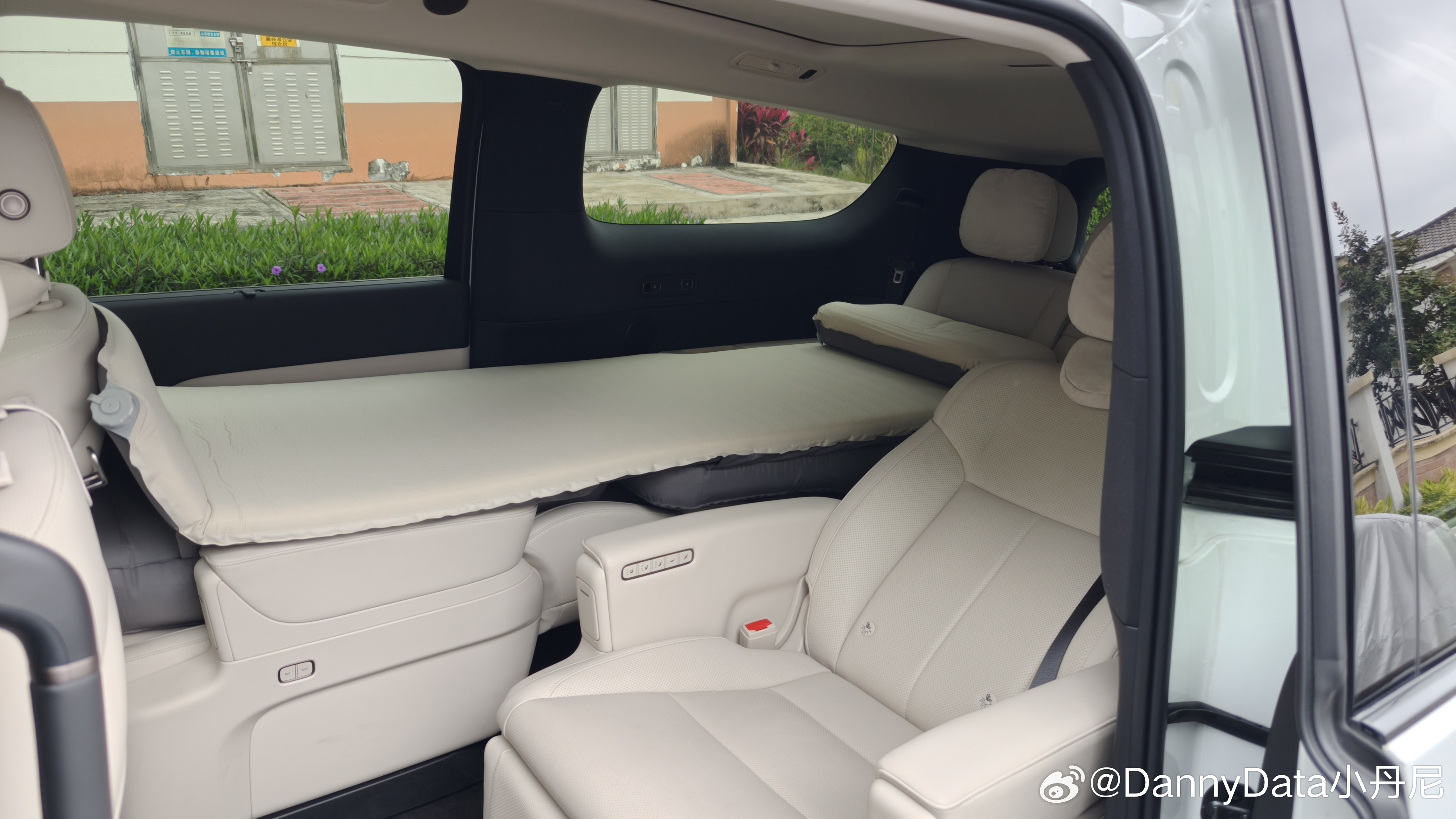 把 MEGA 布置成了常驻单人床模式，不影响主驾、副驾和主驾后方的零重力座椅，完