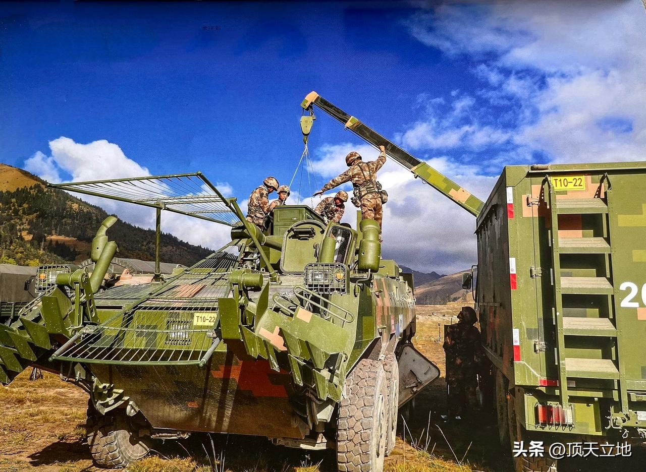 我国GPZ-111A轮式综合扫雷车，08式八轮底盘，车头配备扫雷犁，车尾搭载火箭