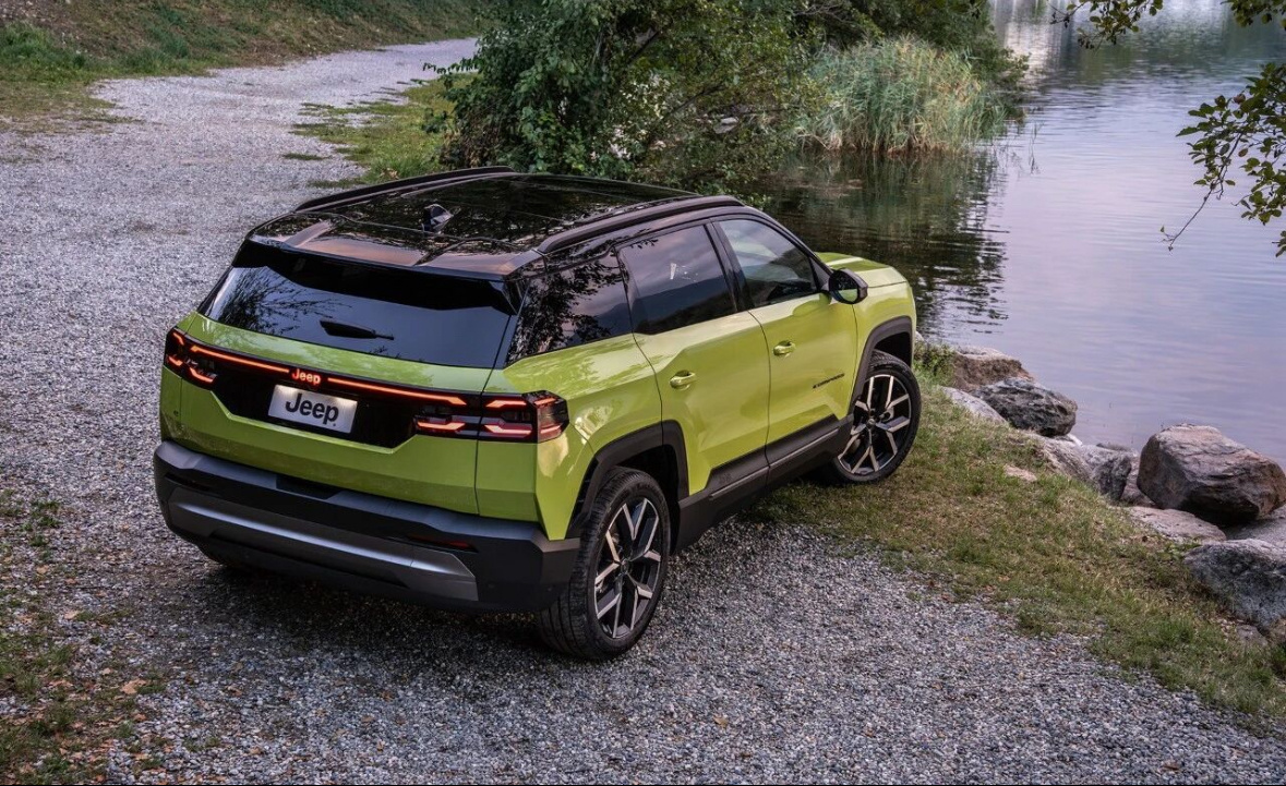 一眼就被这个亮绿色全新Jeep指南者抓住眼球！经典七孔格栅没有丢掉，搭配扁平化L