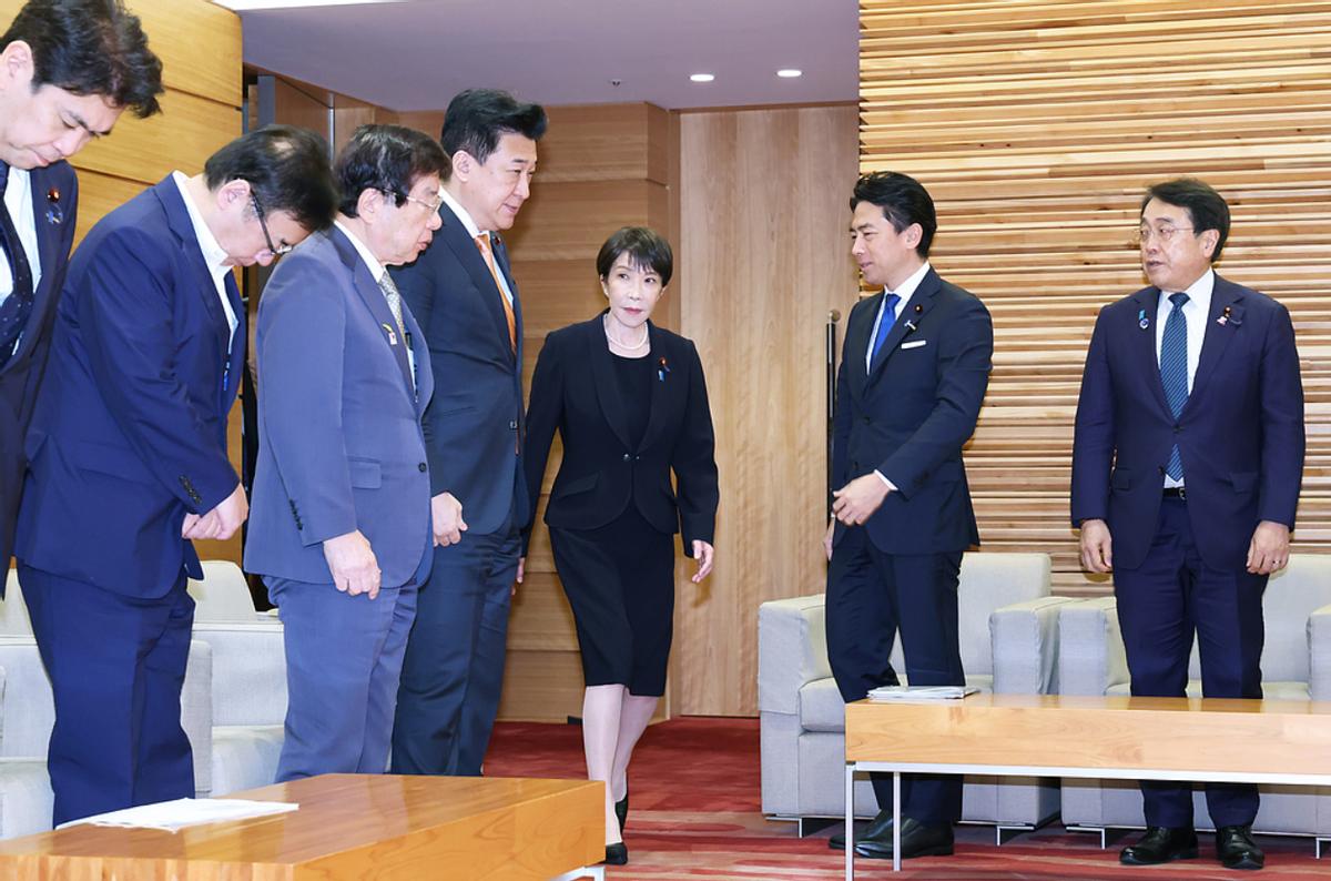 日本高市早苗内阁的首份《防卫白皮书》刚一亮相，中、朝、韩三国的反应就跟着来了，口