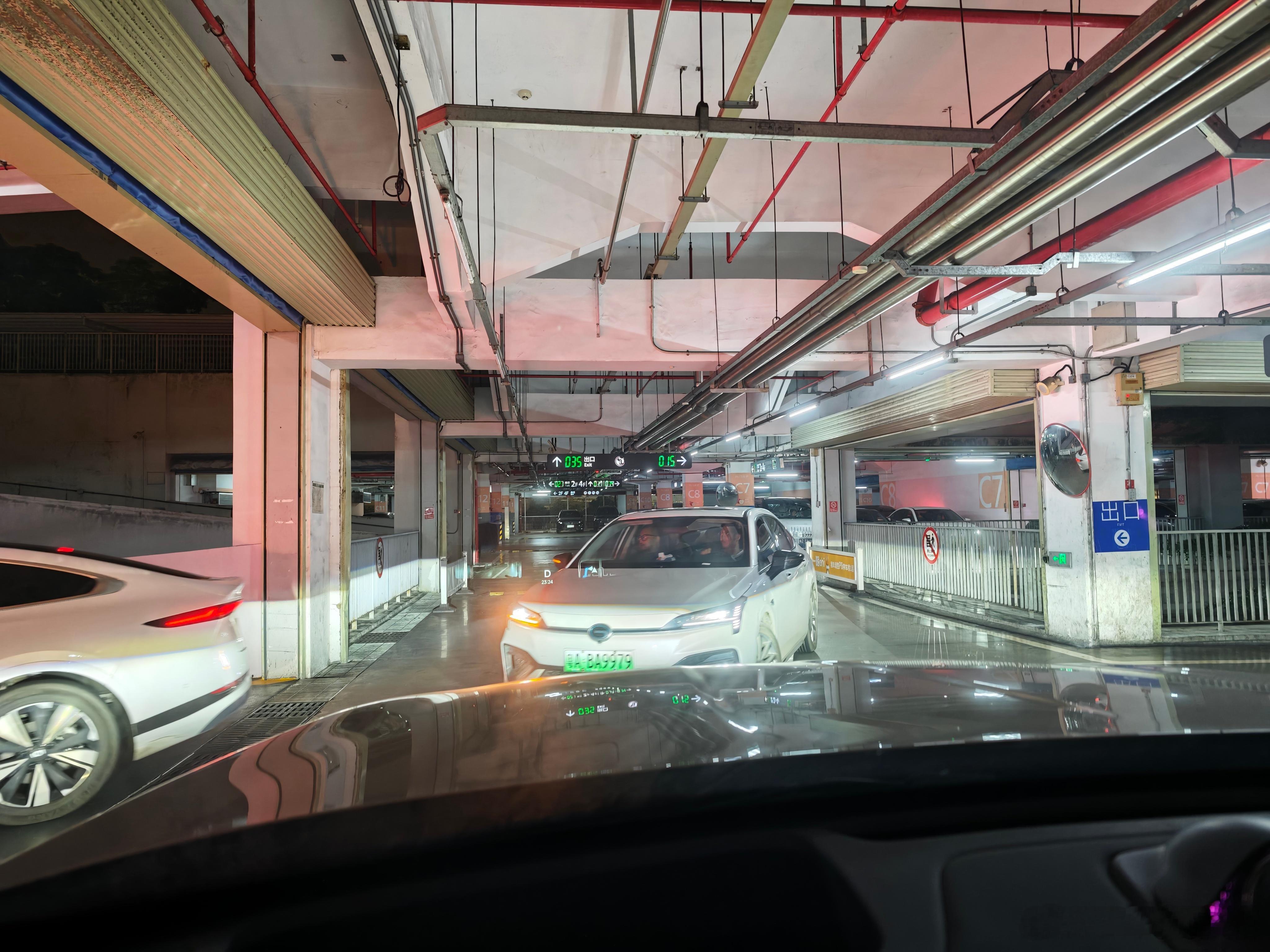 这个点的广州白云机场P8停车楼，全是逆行、插队的网约车，整个秩序乱成一锅粥，正常