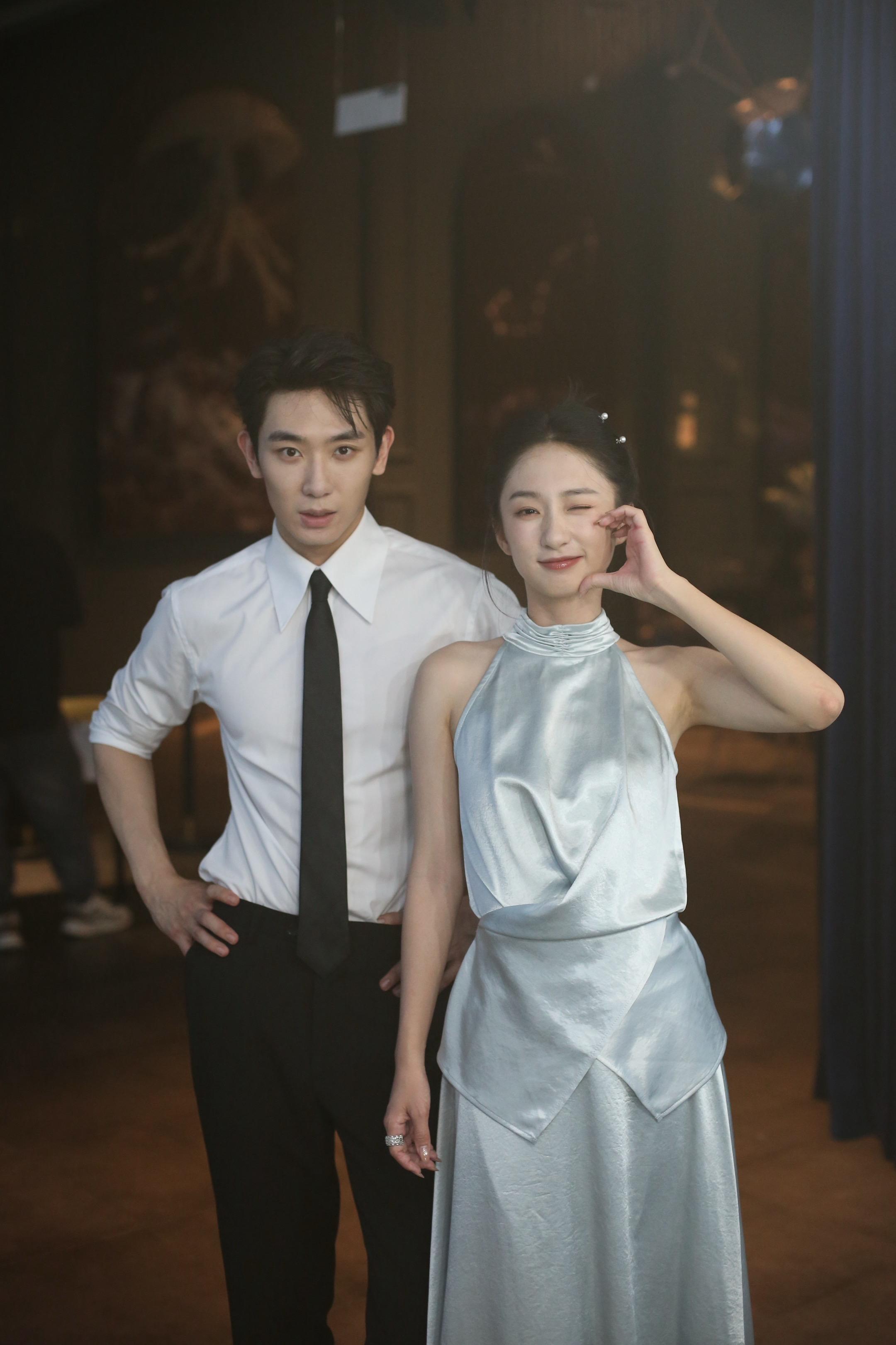 苏棠和傅轻舟出来见客人啦。