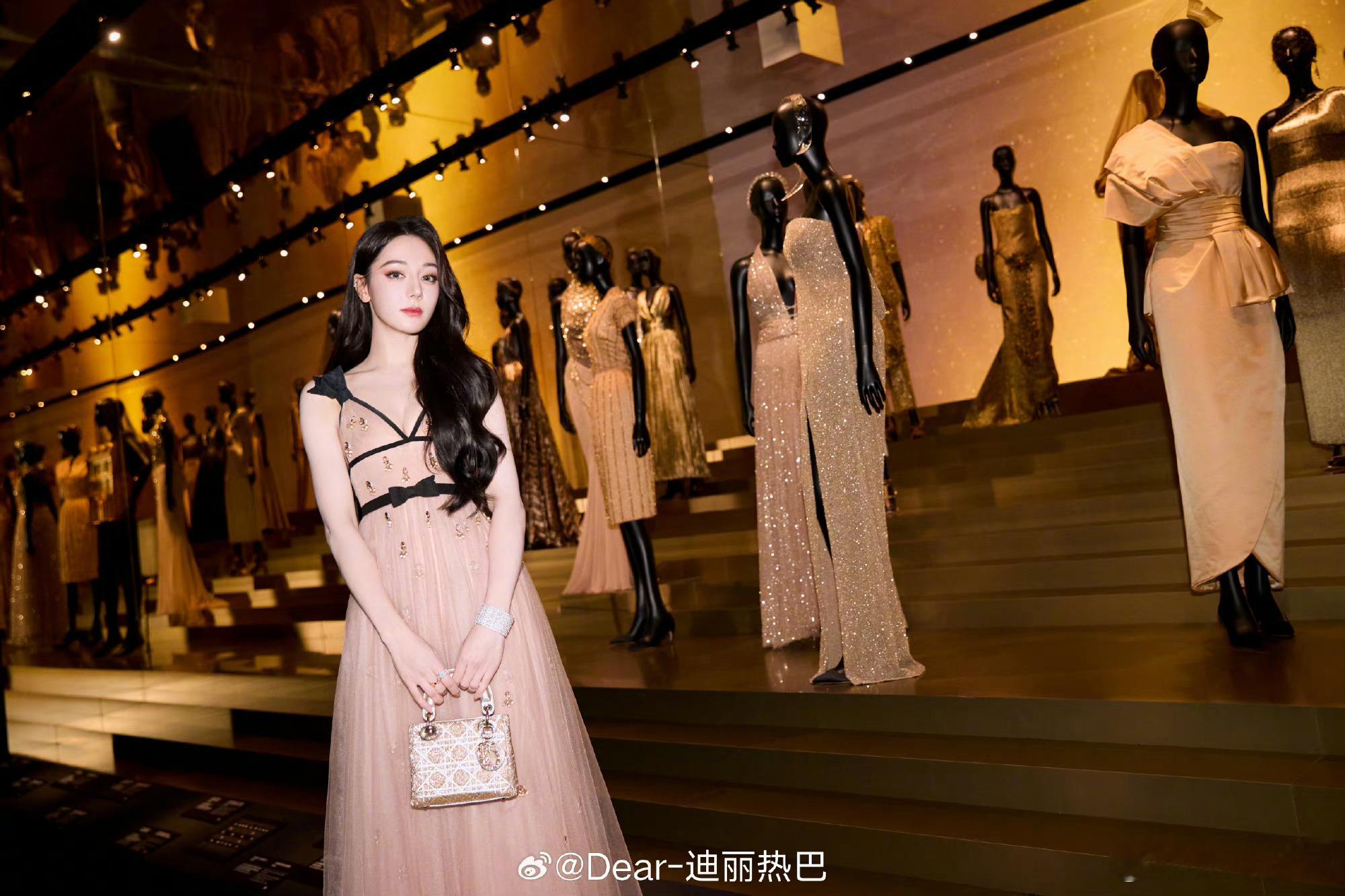 是什么可爱的小姐姐呀！迪丽热巴这个裙子穿的也太小女生了吧！果然纱裙是可爱的开关器