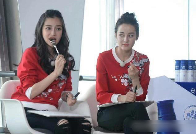 跑男第一季的时候迪丽热巴看杨颖的眼神 