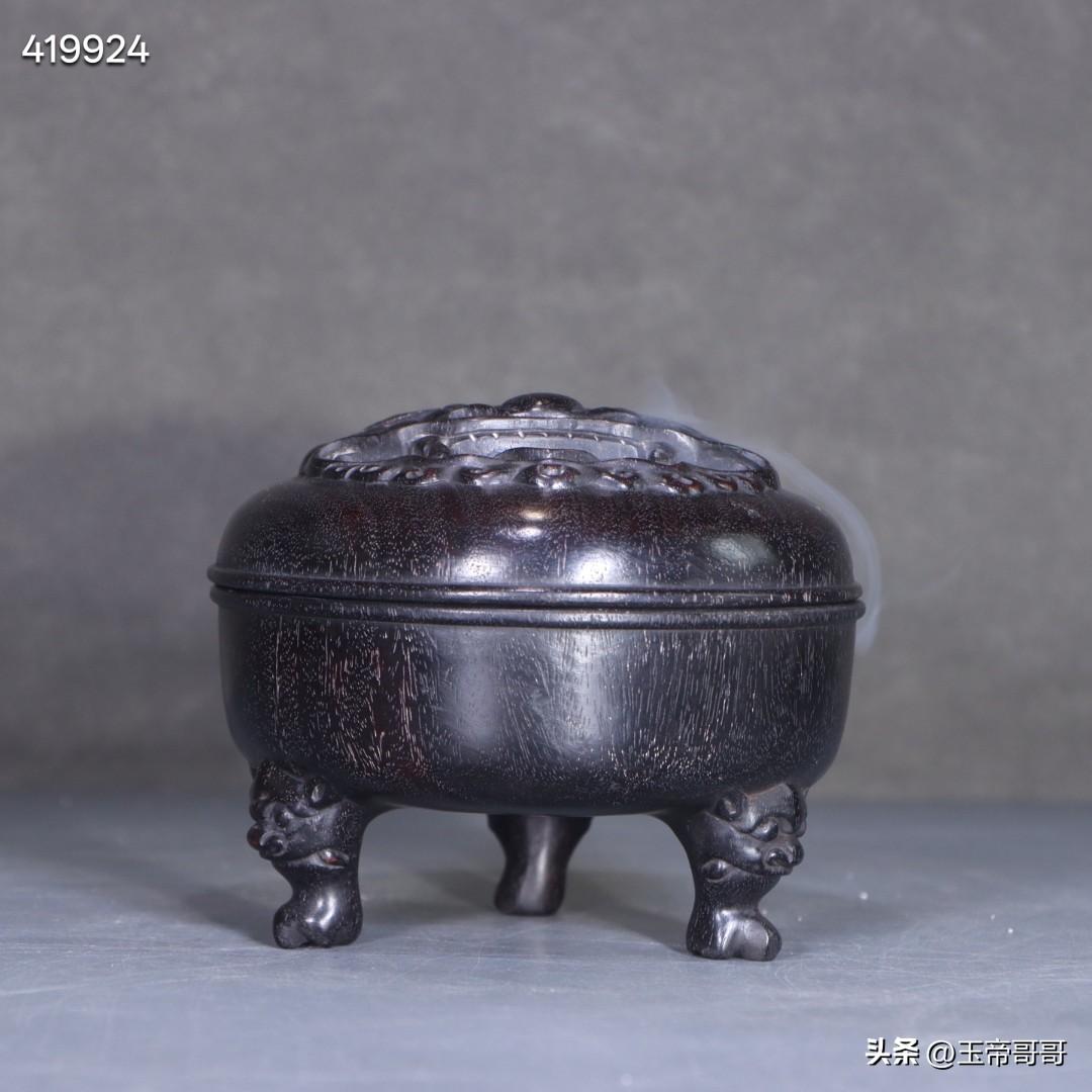 旧藏：老紫檀木雕瑞兽香薰。
规格：直径11.8厘米、高10.5厘米，重310克。