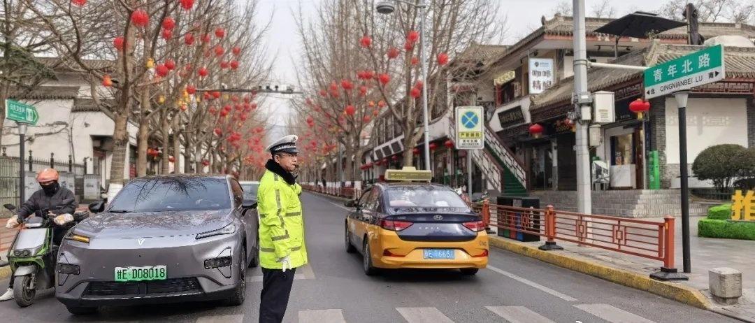 新春走基层｜跟着赵阿涛沉浸式体验交警的一天

2026年春节，天水秦州古城春意融