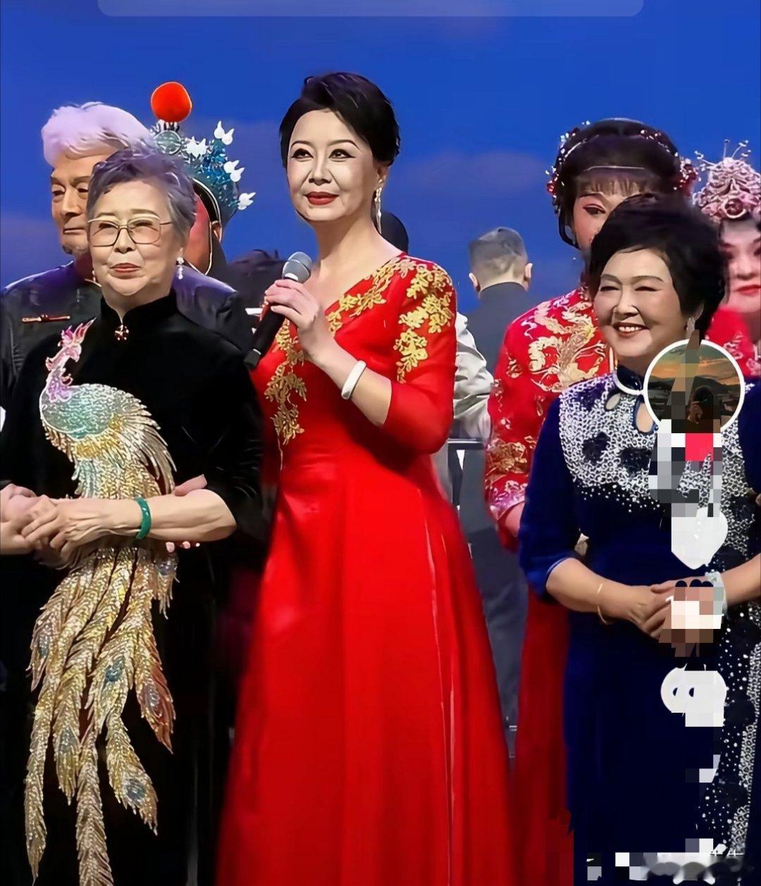 一场活动，三件衣服，三种气质。 