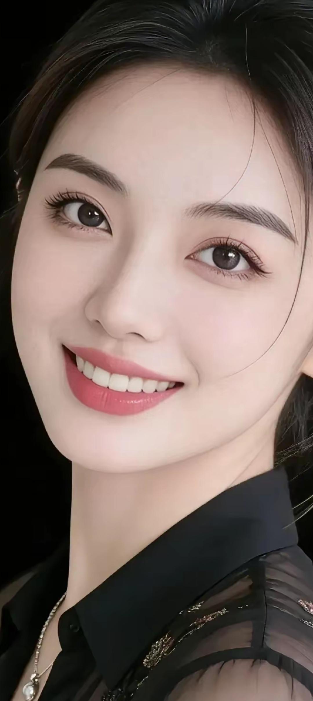 甜美笑容，黑发红唇，优雅气质，时尚穿搭