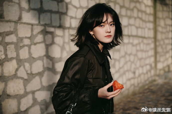 兰西雅被认成文淇路人对着兰西雅叫文淇好看的女生总会有些相似，兰西雅和文淇长相都挺