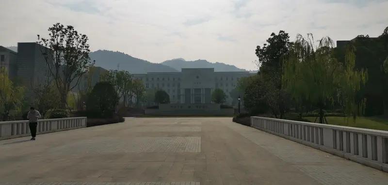 除去省考国考，很多竞争与选择在开始之初奠定了。比如浙警院，高考分已经连续几年比肩