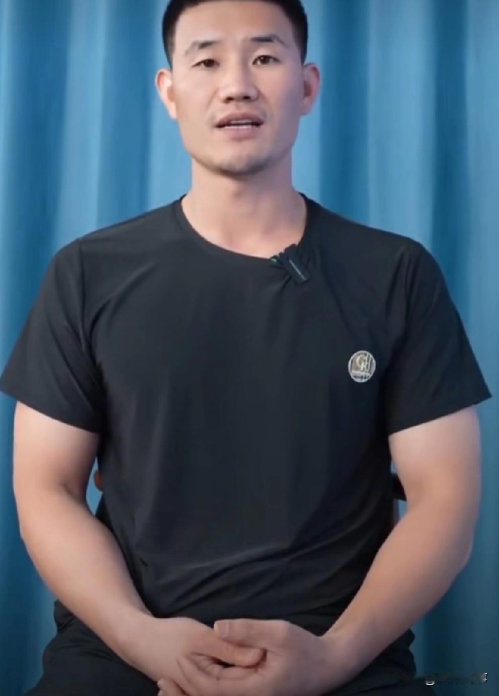 被拘留七日出来后，嘎子宣布无限期退网！

          因穿j服直播被拘7