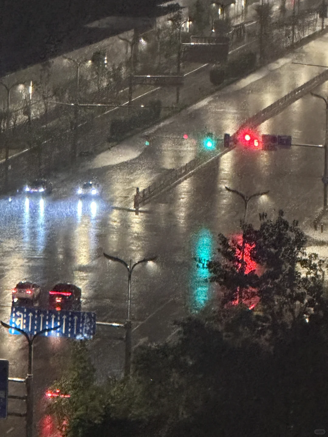 成都四点的暴雨⛈️有谁一样和我被吵醒了吗
