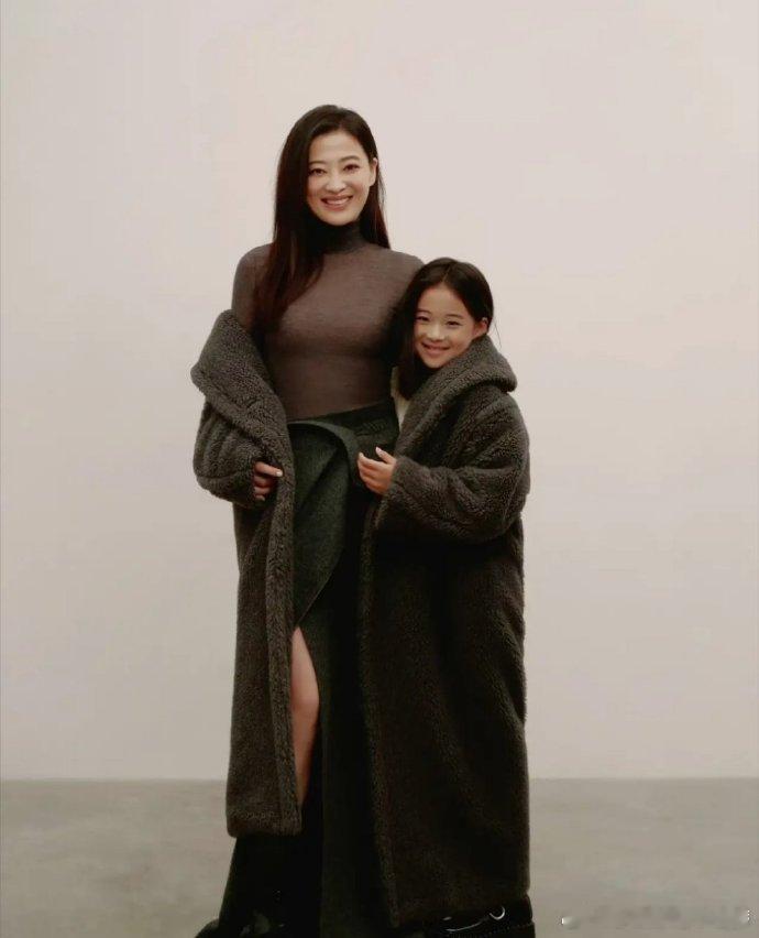 梅婷真的生了一个小梅婷，女儿快快长得也太像她了～ 