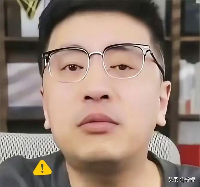 悼念张雪峰的三个人中，
歌手刘维发文说：“感谢张雪峰老师，谢谢在火星情报局对我的