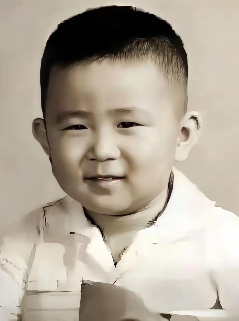 这个小男孩长大后一鸣惊人，
你知道他是谁吗？叫什么名字