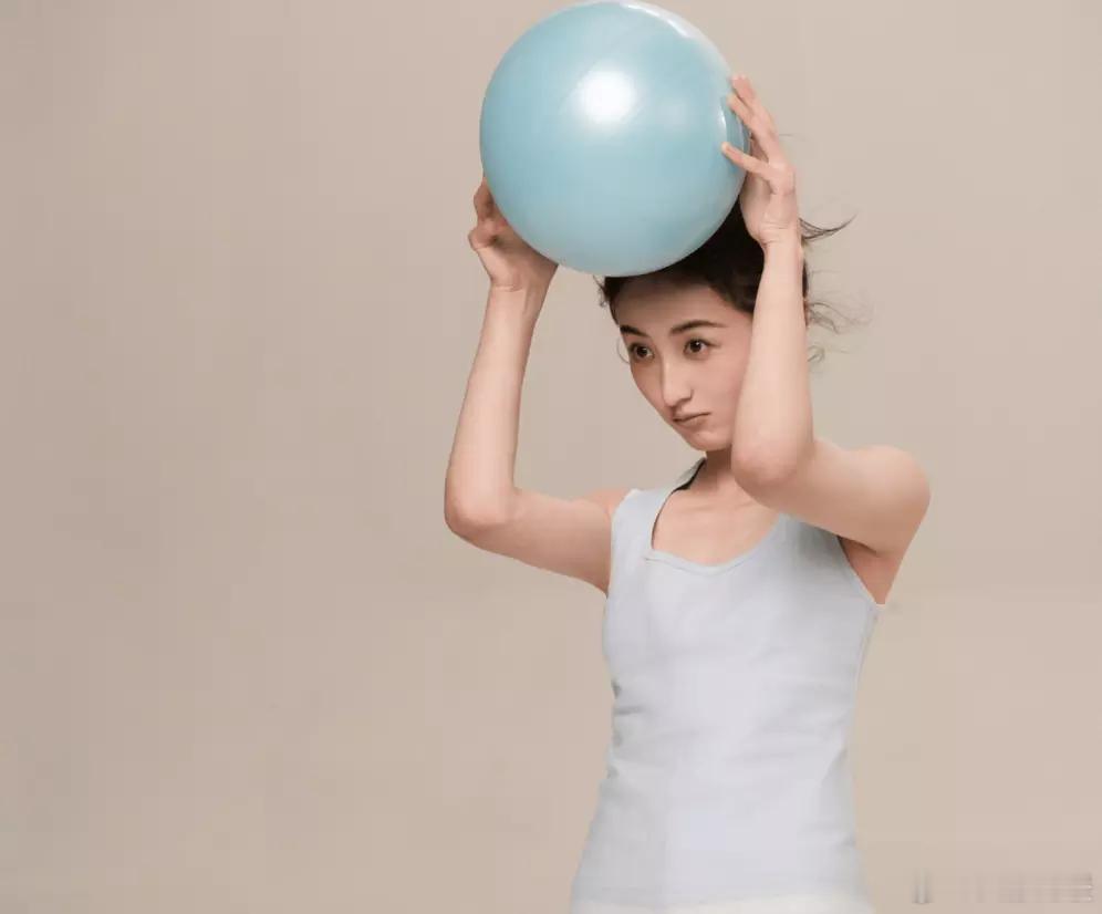 文亦娱乐张子枫身着宽松西装神态专注 垂眸沉思气场干练 