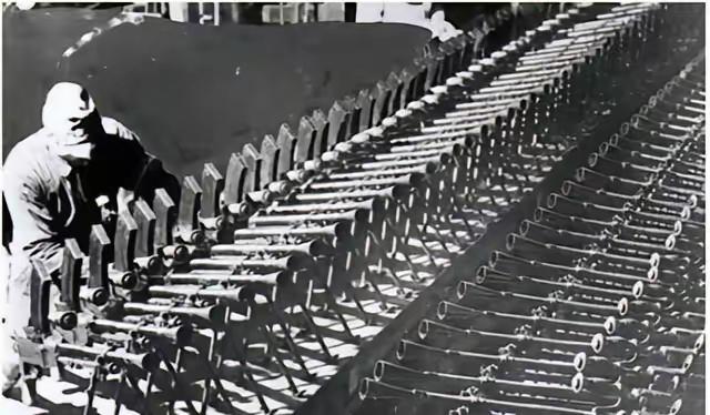 1945年，日本宣布无条件投降后，日本海军军火仓库主任冈田少将决定将10万支步枪