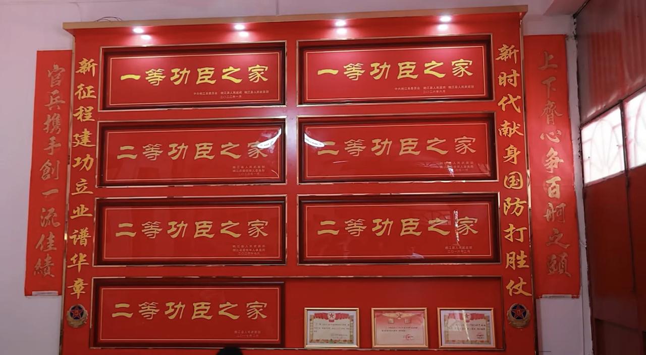 这是哪位神仙啊。尤其是两个一等功啊，真的是把我惊着了。
看到了，我必须先敬个礼再