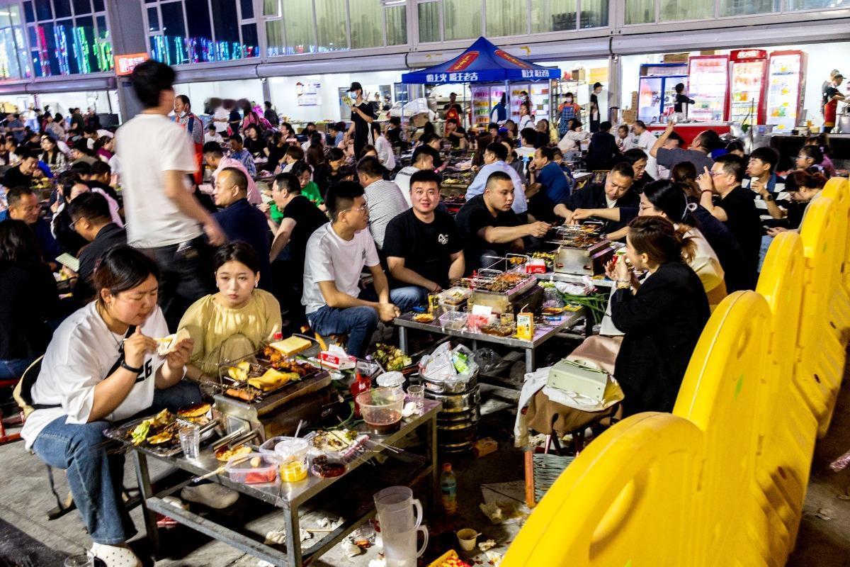 老铁们瞅瞅这世道！有人跪着搞钱把领导当祖宗供，有人清心寡欲把《道德经》翻烂，还有