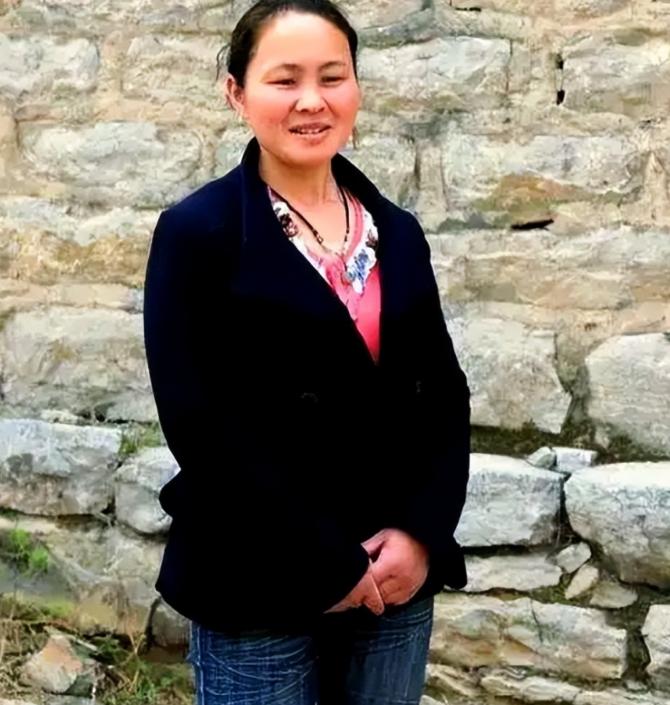 1994年，一名18岁的女孩被人贩子以2700元卖给了一位放羊人，洞房当晚，女孩